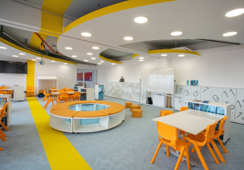 espacio naranja y azul