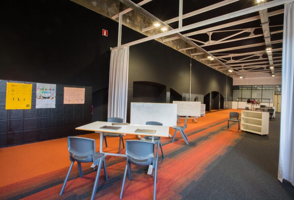 espacio con sillas y mesas