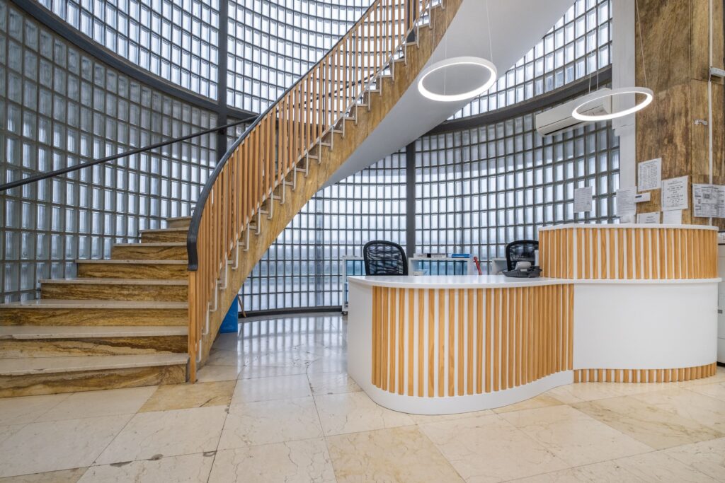 IES Barajas mostrador salas espera abosrcion acustica tls thelearningspaces 10