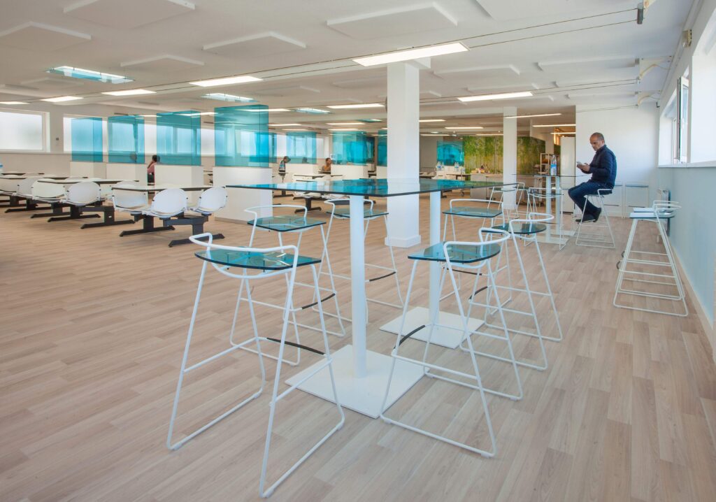 sala con diferentes espacios de asiento