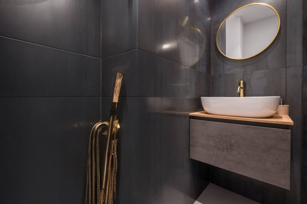 baño negro y dorado