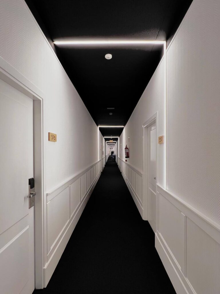 pasillo de hotel blanco y negro