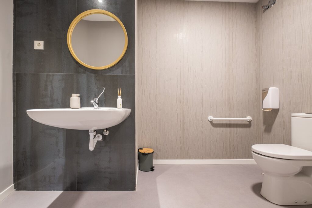 baño colores neutro